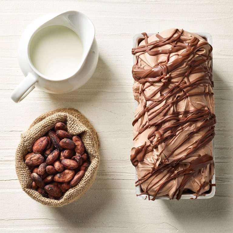 مزيج ساحر يجمع بين دسامة الحليب الكامل ونكهة الكاكاو الفاخر. صُمم خصيصاً ليحافظ على قوام كريمي وطري حتى عند التجميد، مما يجعله الخيار رقم 1 لتعريق الآيس كريم (Variegato) وحشو الحلويات الباردة."