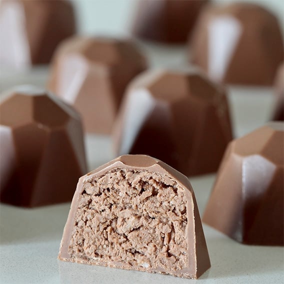 تسوق حشوة Pralin Delicrisp Classic المقرمشة. معجون جياندوجا فاخر مخلوط برقائق الكريب (الفويتين) لإضافة قرمشة ونكهة غنية للكيك والحلويات. منتج احترافي جاهز للاستخدام."